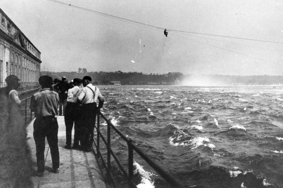 Imágenes del rescate de los marineros sobre el río Niágara en 1918.Comisión de Parques del NiágaraLas autoridades canadienses y estadounidenses tuvieron que suspender el operativo hasta el día siguiente, cuando intervino William Hill, un residente de la zona que recién había llegado de Francia, herido, tras servir en la Primera Guerra Mundial. Hill se ofreció a llegar hasta la boya y desenredar las cuerdas, lo cual hizo a primera hora. Hacia las 10 de la mañana, tanto Lofberg como Harris ya estaban en tierra.
