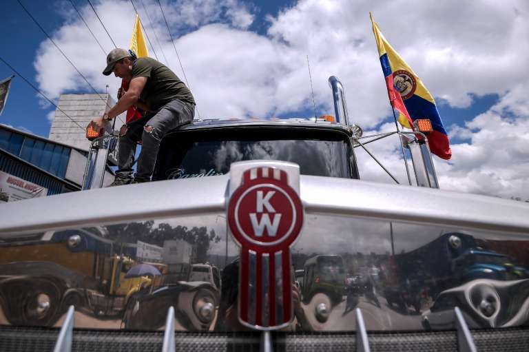 Con bloqueos intermitentes y de manera pacífica, avanzó la manifestación de transportadores por el incremento en el precio de los combustibles.