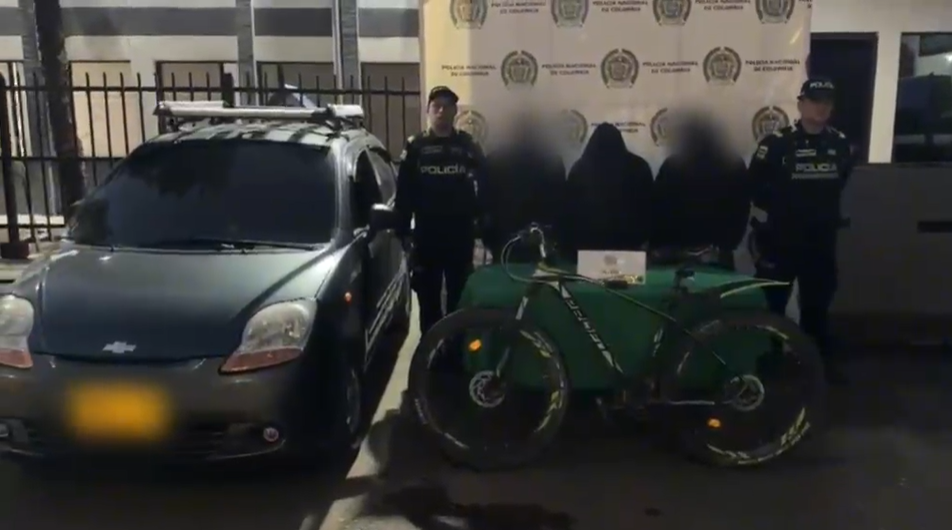 Tres personas fueron capturadas. Uno de los implicados salió de prisión hace seis meses tras cumplir una condena por hurto. Entre los responsables también fue aprehendido un menor de 17 años.