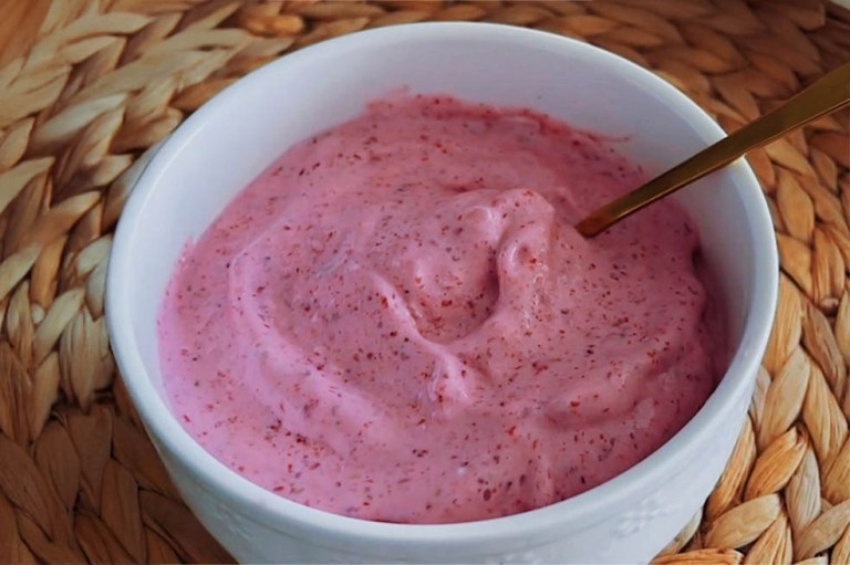 Con cuatro ingredientes prepara este exquisito helado de frutos rojos