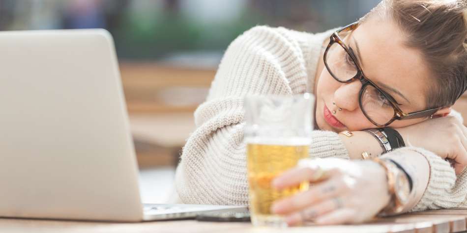 ¿Trabajar más de 48 horas por semana te puede volver alcohólico?