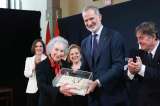 El rey Felipe VI le entregó a Margaret Atwood el III Premio de Poesía Joan Margarit