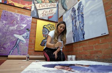 La abogada colombiana que descubrió la pintura en la pandemia llevará su obra a Nueva York