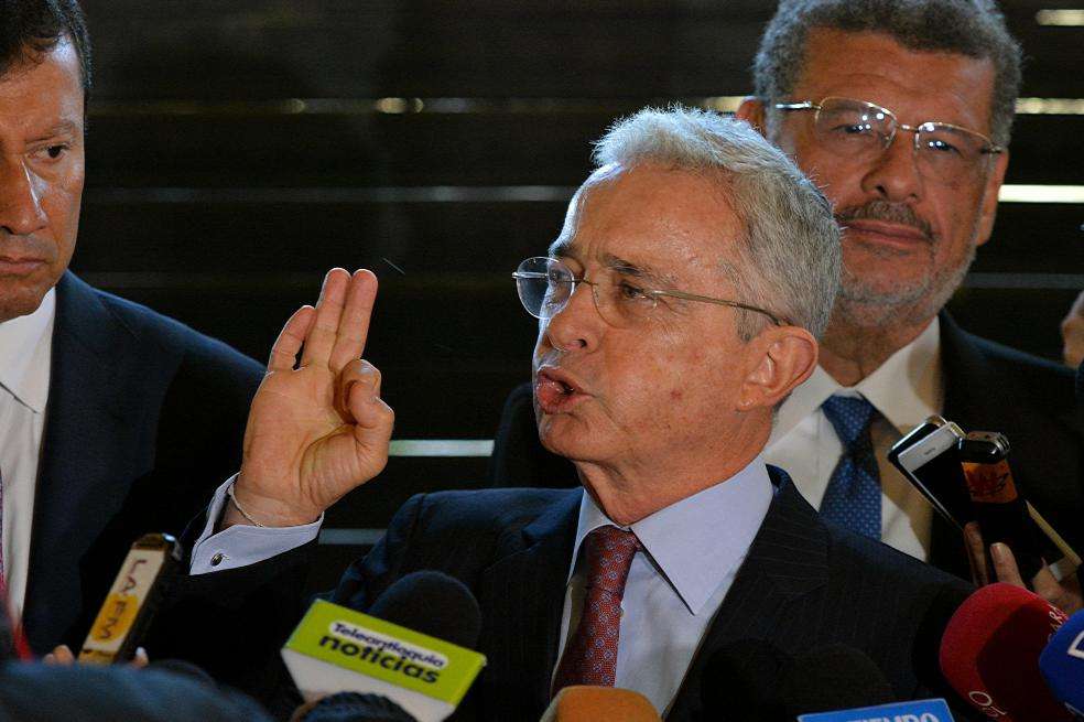 El expresidente Álvaro Uribe en compañía de su abogado Jaime Granados.