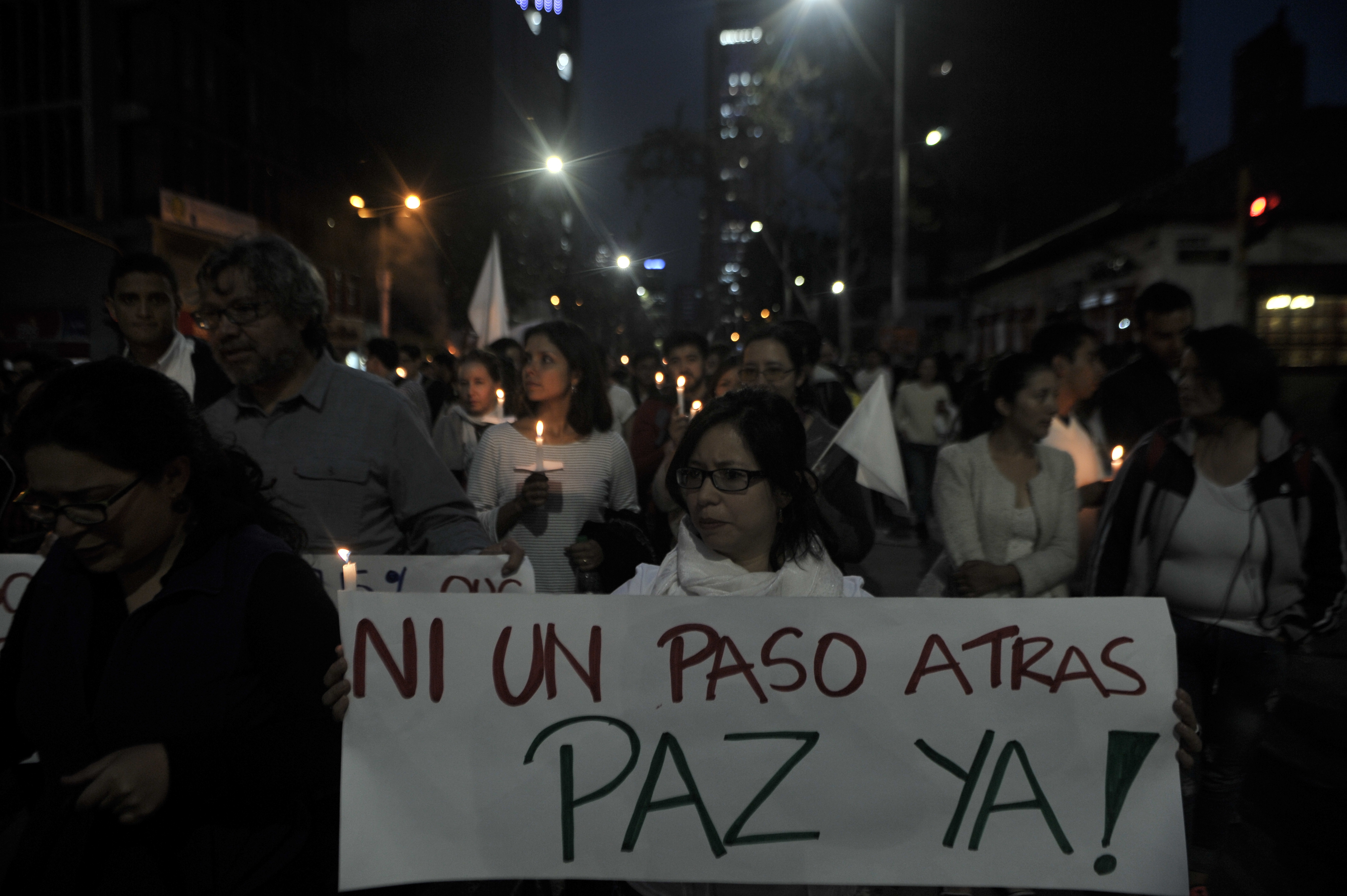 Miles de personas salen a marchar por la paz de Colombia, se congregan en la Plaza de Bolívar, en Bogotá.