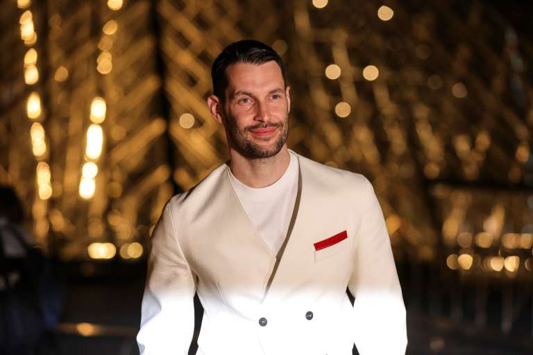 Paris (France), 04/03/2025.- French fashion designer Simon Porte Jacquemus arrives for the 'Le Grand Diner du Louvre' at the Louvre Museum in Paris, France, 04 March 2025. The Louvre Museum is hosting the gala dinner to mark the official opening of Paris Fashion Week and to raise funds to support the Louvre's restoration projects, educational programs, and initiatives aimed at making the museum more accessible to a broader audience. (Moda, Francia) EFE/EPA/TERESA SUAREZ