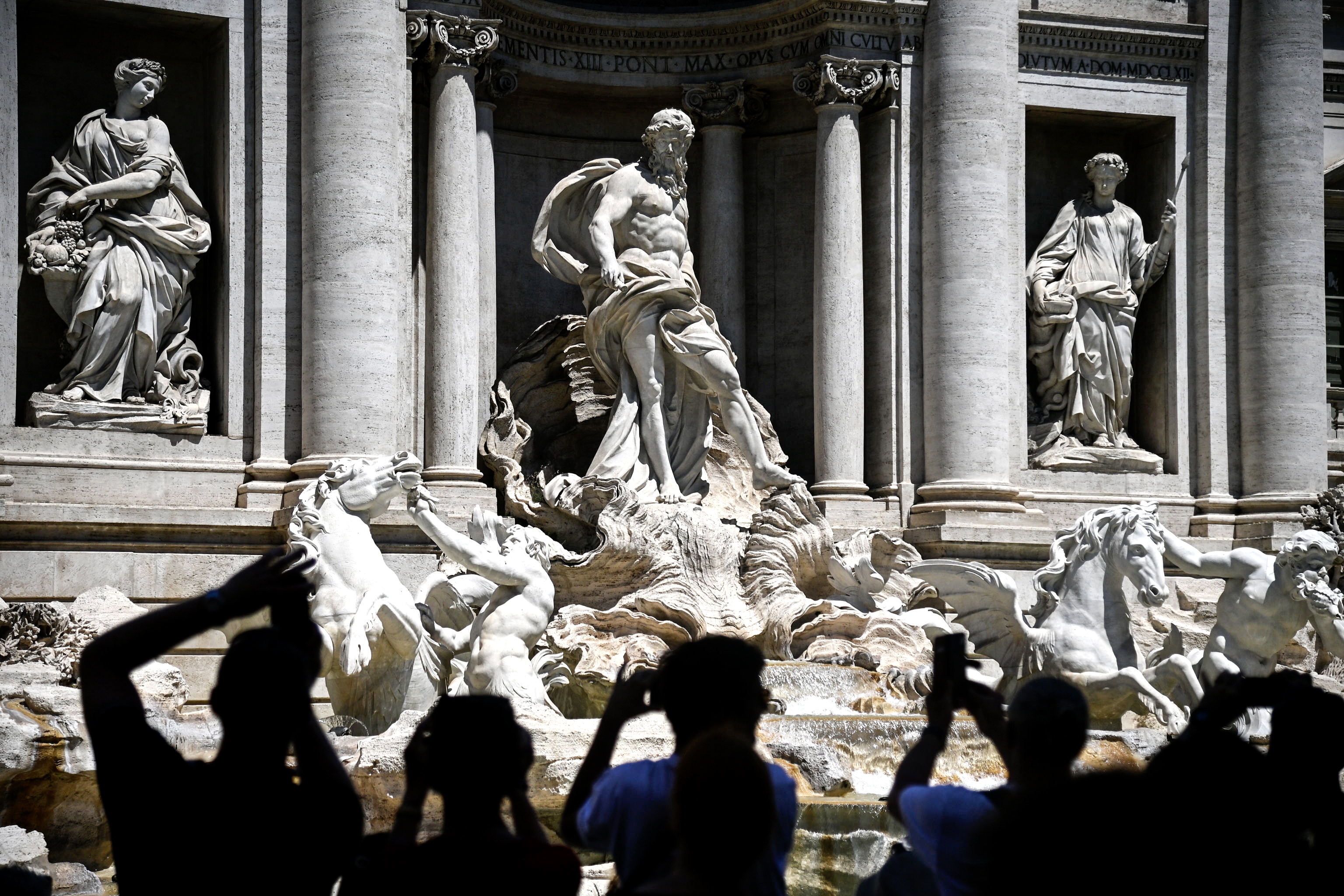 Roma (Italia), 07/06/2024.- Turistas toman fotografías mientras visitan la Fontana de Trevi (siglo XVIII), este viernes en Roma, Italia.-EFE/ Riccardo Antimiani