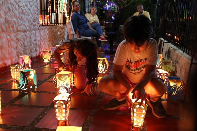 AME2779. CALI (COLOMBIA), 07/12/2023.- Niños encienden velas en el tradicional día de velitas, costumbre colombiana que celebra el día de la Inmaculada Concepción y marca el inicio de la Navidad, hoy en Cali (Colombia). EFE/Ernesto Guzmán