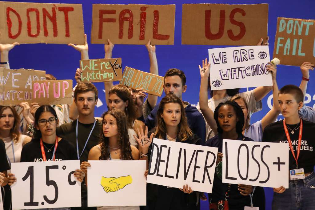 Sharm El Sheikh (Egypt), 18/11/2022.- Youth activists hold signs during a demonstration encouraging world leaders to maintain policies that limit warming to 1.5 degrees Celsius since pre-industrial times and provide reparations for loss and damage at the 2022 United Nations Climate Change Conference (COP27), in Sharm El-Sheikh, Egypt, 19 November 2022. The 2022 United Nations Climate Change Conference (COP27), runs from 06 to 18 November, and is expected to host one of the largest number of participants in the annual global climate conference as over 40,000 estimated attendees, including heads of states and governments, civil society, media and other relevant stakeholders will attend. The events will include a Climate Implementation Summit, thematic days, flagship initiatives, and Green Zone activities engaging with climate and other global challenges. (Egipto) EFE/EPA/SEDAT SUNA