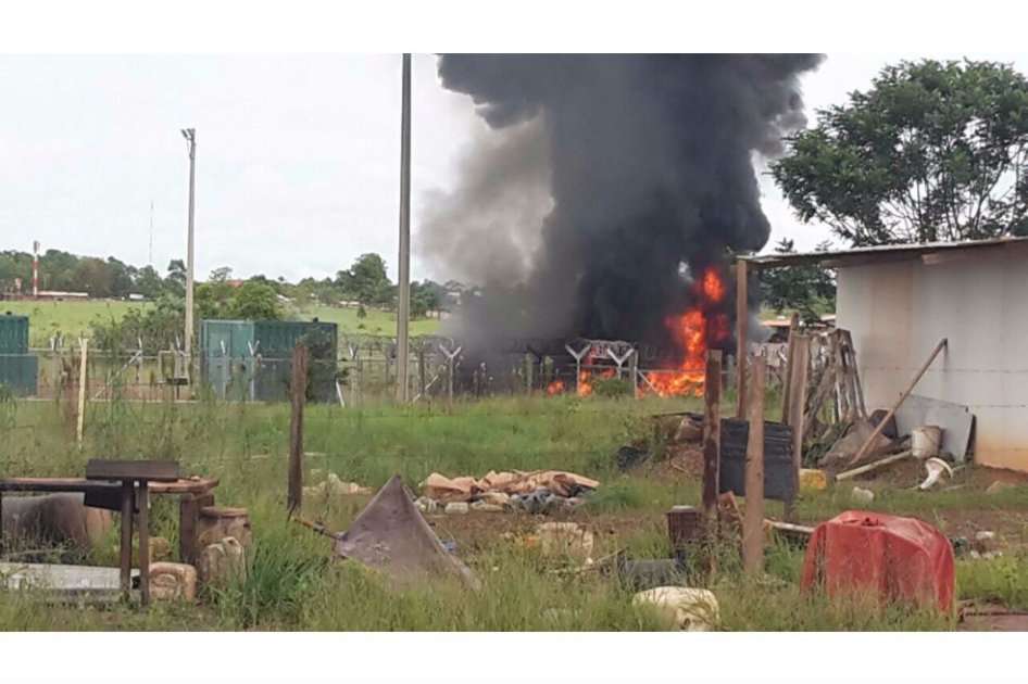 En la zona fueron incinerados dos vehículos, hubo daños en las mallas de protección del complejo petrolero e intentos de tomarse el lugar a la fuerza. /Archivo particular 