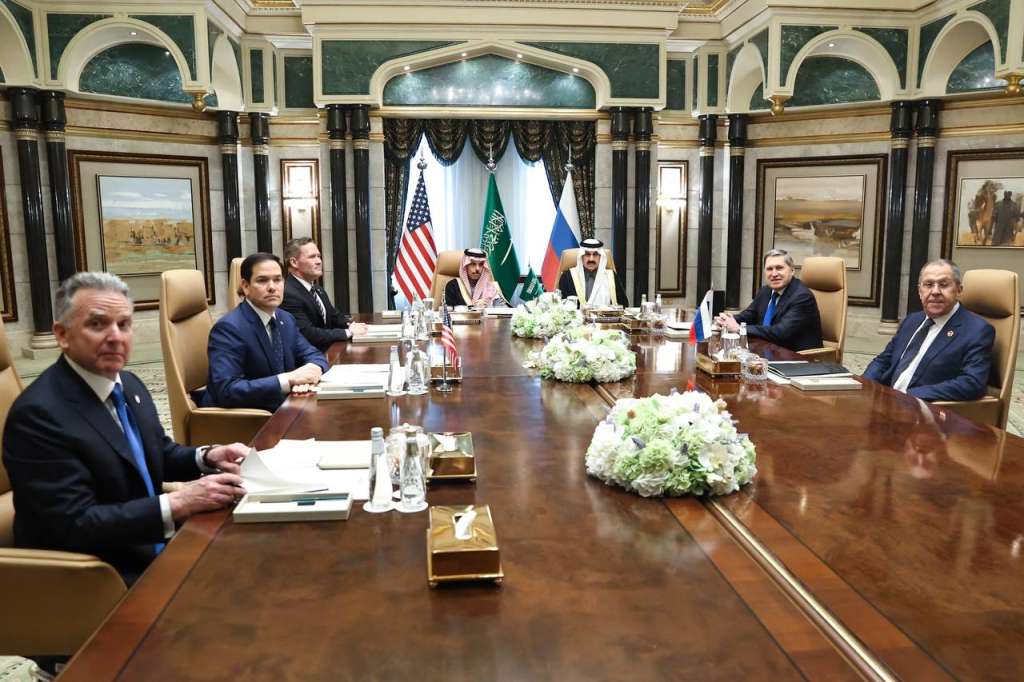 MOSCÚ, 18/02/2025.- Rusia y Estados Unidos vuelven a los "cara a cara" desde que comenzó la guerra de Ucrania. Los respectivos titulares de Exteriores, Serguei Lavrov y Marco Rubio, vuelven a sentarse frente a frente para negociar, entre otros asuntos, la paz en Ucrania y una posible cumbre entre los presidentes Vladimir Putin y Donald Trump. EFE/Cuenta de Telegram del Ministerio de Exteriores de Rusia *****SOLO USO EDITORIAL/SOLO DISPONIBLE PARA ILUSTRAR LA NOTICIA QUE ACOMPAÑA (CRÉDITO OBLIGATORIO) *****