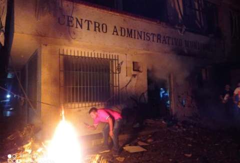 Explosión de carro bomba afectó gravemente sede de la Alcaldía de Argelia (Cauca)