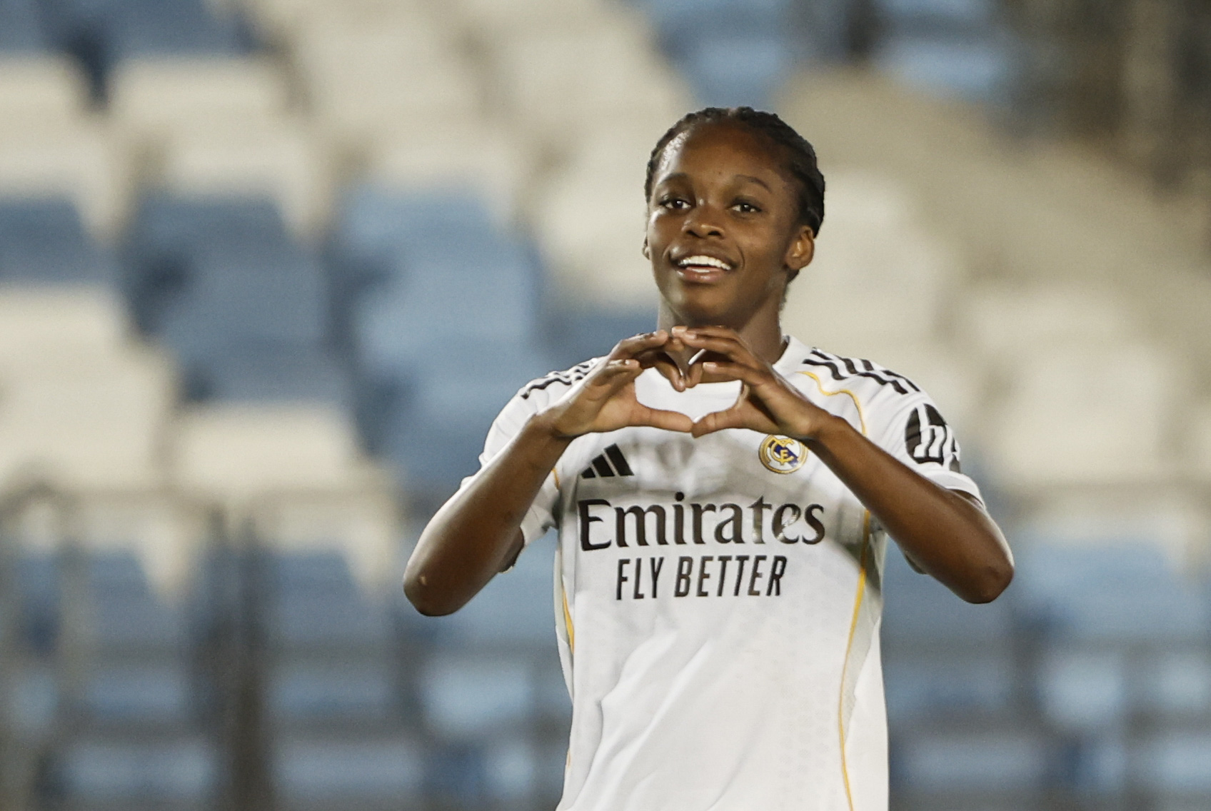 FOTODELDÍA MADRID, 18/09/2025.- La delantera colombiana del Real Madrid Linda Caicedo celebra el tercer gol del conjunto durante el partido de Liga de Campeones femenino que Real Madrid y Eintracht de Fráncfort disputan este jueves en el estadio Alfredo Di Stéfano. EFE/Sergio Pérez