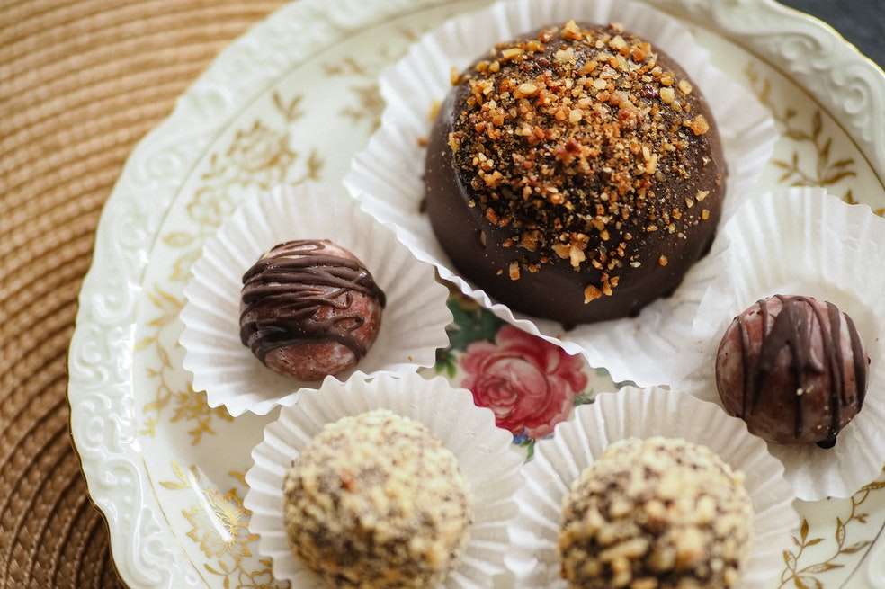 Sigue esta receta y prepara unos deliciosos bombones de chocolate y coco.
