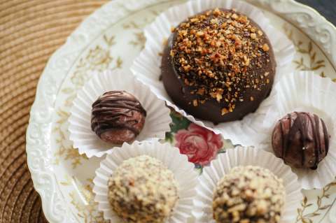¿Cómo hacer bombones de chocolate y coco? Descúbrelo aquí