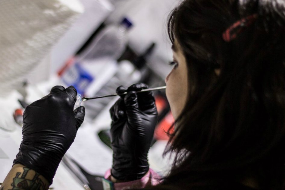 Parte del trabajo del programa "Échele cabeza cuando se dé en la cabeza" es analizar muestras de droga para informar a los consumidores. Foto: Cortesía ATS