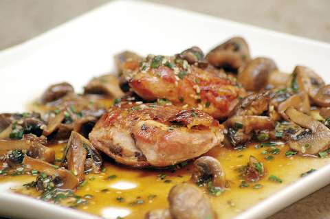 Pechuga de pollo al horno con salsa de champiñones y ajonjolí
