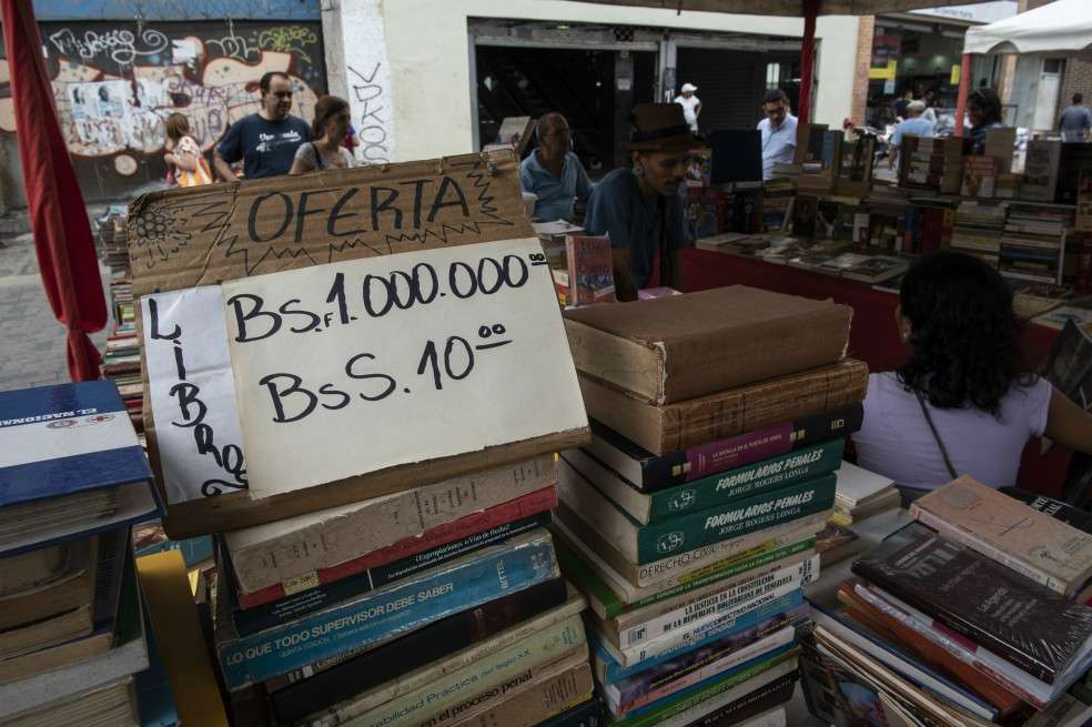 El bolívar ahora será reemplazado por el bolívar soberano, con cinco ceros menos. / Bloomberg News.