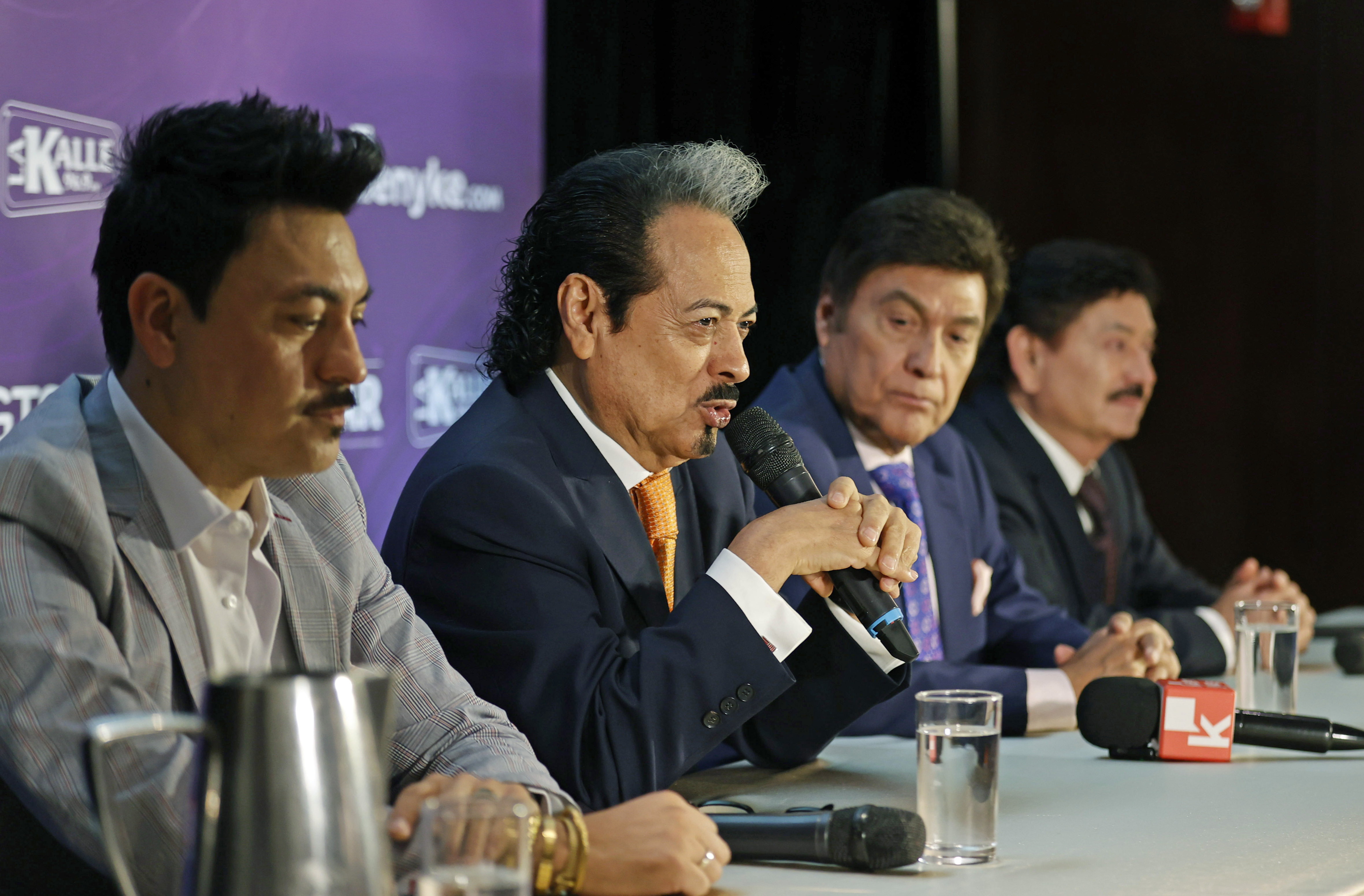AME1442. BOGOTÁ (COLOMBIA), 20/09/2023.- Los integrantes del grupo musical mexicano Los Tigres del Norte, de izquierda a derecha, Luis Hernández, Hernán Hernández, Jorge Hernández y Oscar Lara, participan durante una rueda de prensa hoy en Bogotá (Colombia). El grupo musical Los Tigres del Norte, uno de los más exitosos de la historia de México, llega este 21 y 23 de septiembre a Bogotá con dos conciertos que estarán "llenos de sorpresas", anunciaron este miércoles sus integrantes de la icónica banda. EFE/Mauricio Dueñas Castañeda