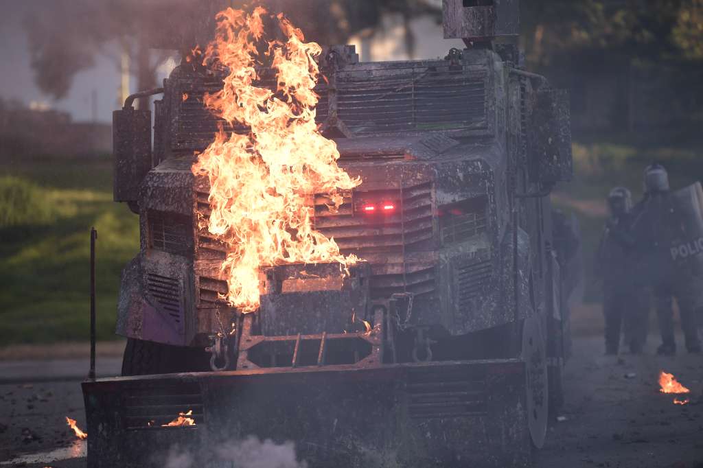 Con disturbios y enfrentamientos contra el Esmad, terminó la movilización que iba desde la glorieta del Tintal hasta el Portal Américas, ahora denominado Portal de la Resistencia.