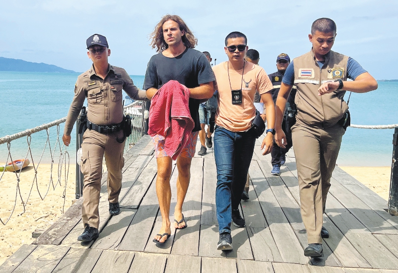 Daniel Sancho, custodiado por la policía tailandesa el lunes.