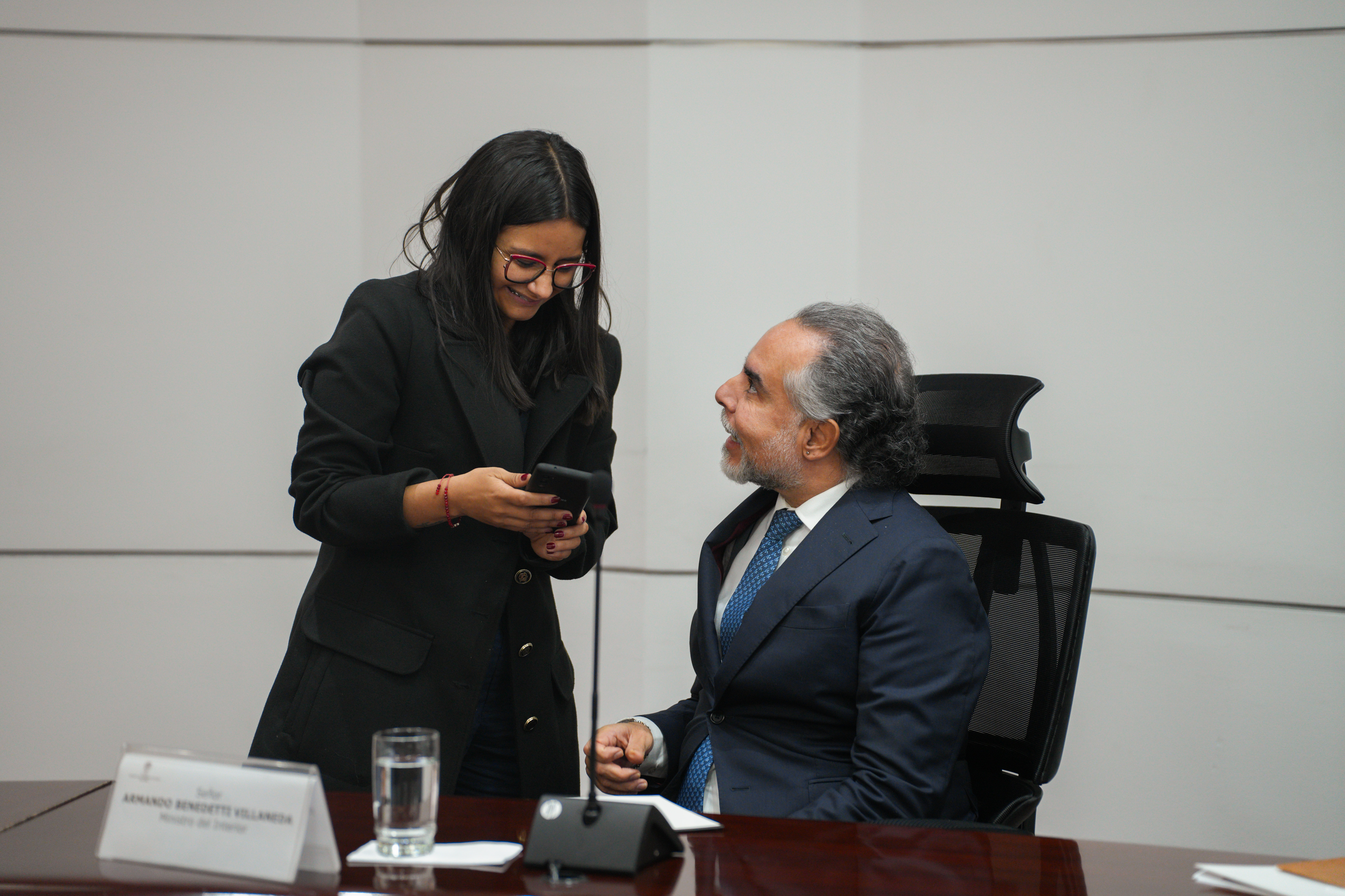 Directora del Dapre, Angie Rodríguez, y ministro del Interior designado, Armando Benedetti.