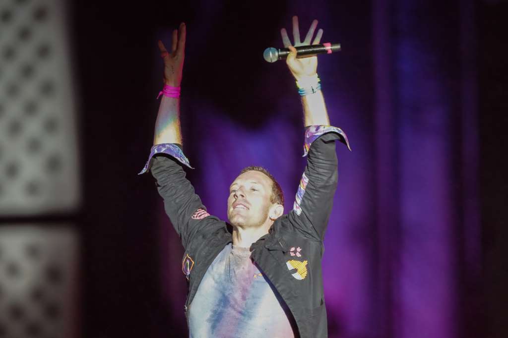 AME6180. RÍO DE JANEIRO (BRASIL), 10/09/2022.- Chris Martin, vocalista de la banda británica Coldplay, se presenta hoy en el festival de música Rock in Rio 2022, en la ciudad de Río de Janeiro (Brasil). Rock in Río, considerado el evento musical y de entretenimiento más grande del mundo, ha ofrecido en 37 años de vida 21 ediciones en Río, Lisboa, Madrid y Las Vegas, a las que han asistido más de 10 millones de espectadores. La actual edición se realiza nuevamente en Río de Janeiro, ciudad en la que nació en 1985. EFE/ André Coelho