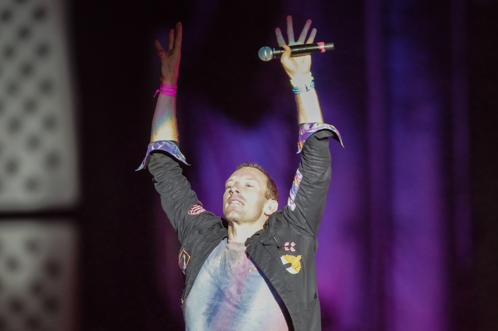 AME6180. RÍO DE JANEIRO (BRASIL), 10/09/2022.- Chris Martin, vocalista de la banda británica Coldplay, se presenta hoy en el festival de música Rock in Rio 2022, en la ciudad de Río de Janeiro (Brasil). Rock in Río, considerado el evento musical y de entretenimiento más grande del mundo, ha ofrecido en 37 años de vida 21 ediciones en Río, Lisboa, Madrid y Las Vegas, a las que han asistido más de 10 millones de espectadores. La actual edición se realiza nuevamente en Río de Janeiro, ciudad en la que nació en 1985. EFE/ André Coelho
