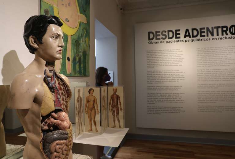 MEX8522. CIUDAD DE MÉXICO (MÉXICO), 13/07/2022.- Fotografía de la muestra "Desde adentro", exhibida en el Museo del Objeto en Ciudad de México (México). La muestra “Desde Adentro” recoge 52 obras de 54 pacientes psiquiátricos del sistema penitenciario de la Ciudad de México y abre el panorama del mundo artístico a la vez que muestra el valor de esta disciplina. EFE/ Alex Cruz