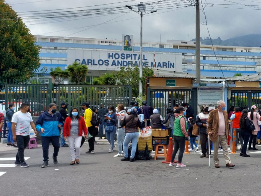 El personal médico y los pacientes de un hospital público fueron evacuados, en medio de un sismo de 4,6 grados en Quito.