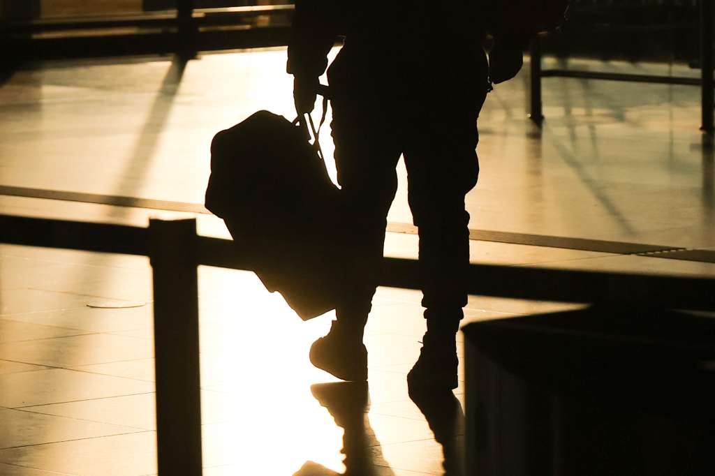 -FOTODELDIA- Schönefeld (Alemania), 10/03/2025.- Un pasajero camina por una terminal del aeropuerto de Berlín-Brandeburgo, en Schönefeld, Alemania, este lunes 10 de marzo de 2025. El Sindicato de Servicios Unidos (ver.di) ha convocado a una huelga de un día al personal de tierra, manipuladores de equipaje y personal de seguridad de la mayor parte de los aeropuertos alemanes.. EFE/FILIP SINGER