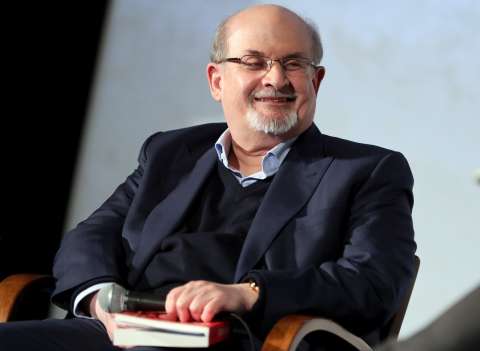 El escritor Salman Rushdie, en estado grave tras ser apuñalado
