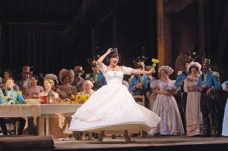La soprano rusa Anna Netrebko es la protagonista de “El elíxir de amor”, de Gaetano Donizetti. / Cortesía Cine Colombia