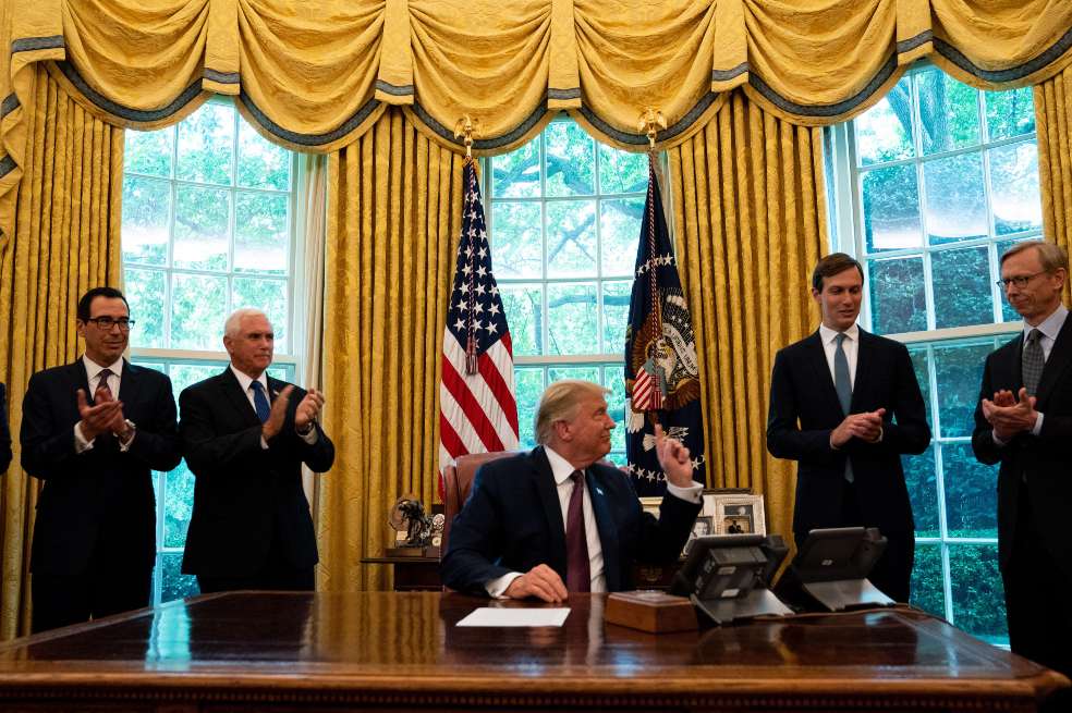 Donald Trump junto a al vicepresidente de Estados Unidos, Mike Pence, y un grupo de asesores en la Casa Blanca.