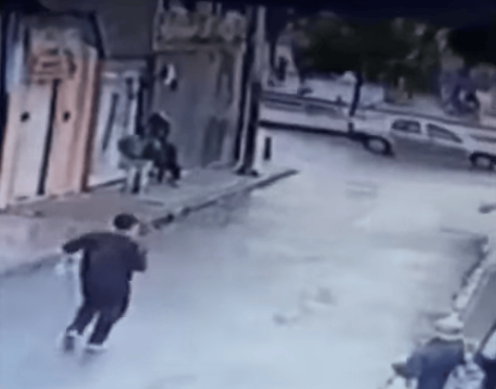 En las cámaras de seguridad se ve cuando el hombre se lleva a Sasha hacia la esquina de la carrera Décima con calle Octava.
