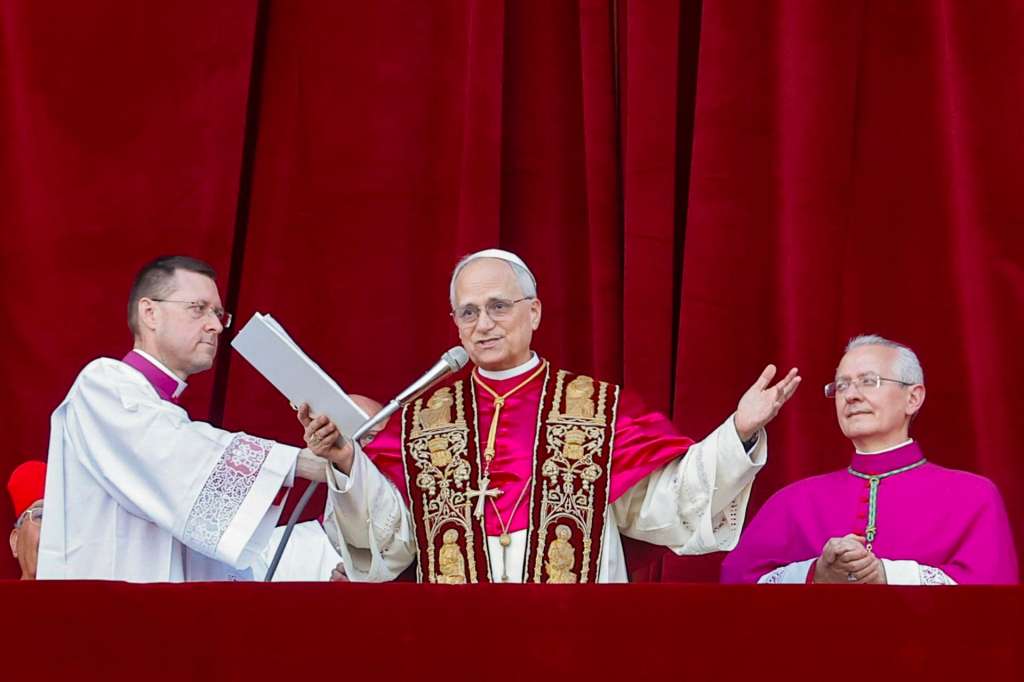 EPA6966. CIUDAD DEL VATICANO (VATICANO), 08/05/2025.- El recién elegido Papa León XIV, el cardenal estadounidense Robert Francis Prevost, saluda a los fieles desde la Basílica de San Pedro, Ciudad del Vaticano (Vaticano). EFE/EPA/FABIO FRUSTACI