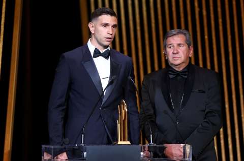 Dibu Martínez fue abucheado en plena ceremonia del Balón de Oro, ¿por qué?