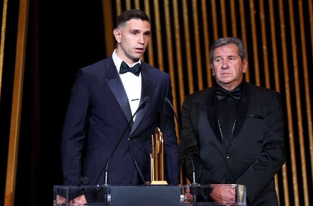 Paris (France), 30/10/2023.- Aston Villa goalkeeper and Argentine international Emiliano Martinez (L) is joined on stage by his father Alberto Martinez as he receives the Yashin Trophy for the best goalkeeper during the Ballon d'Or 2023 ceremony at the Theatre du Chatelet in Paris, France, 30 October 2023. (Francia) EFE/EPA/MOHAMMED BADRA