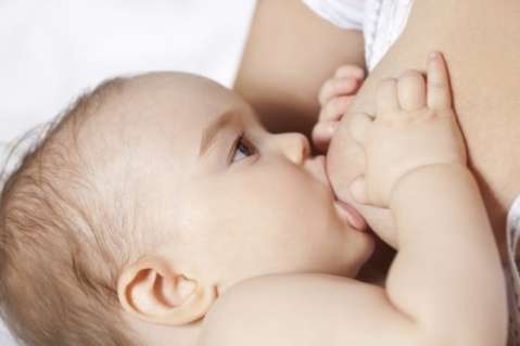 Recién nacidos deben nutrirse solo de leche materna hasta los seis meses: OMS