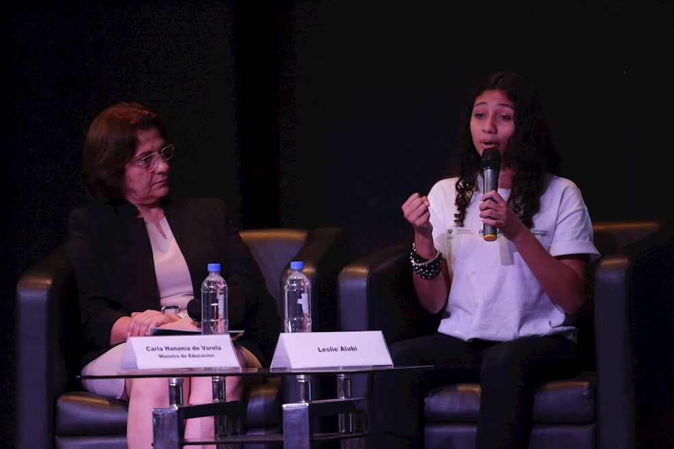 Una joven conversa con la ministra de educación de El Salvador, Carla de Varela, durante un conversatorio. / EFE