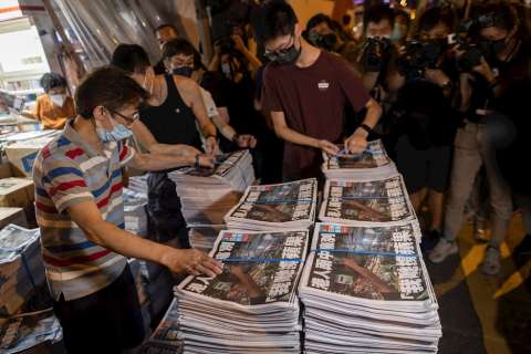 Hong Kong: largas filas para comprar la última edición del Apple Daily