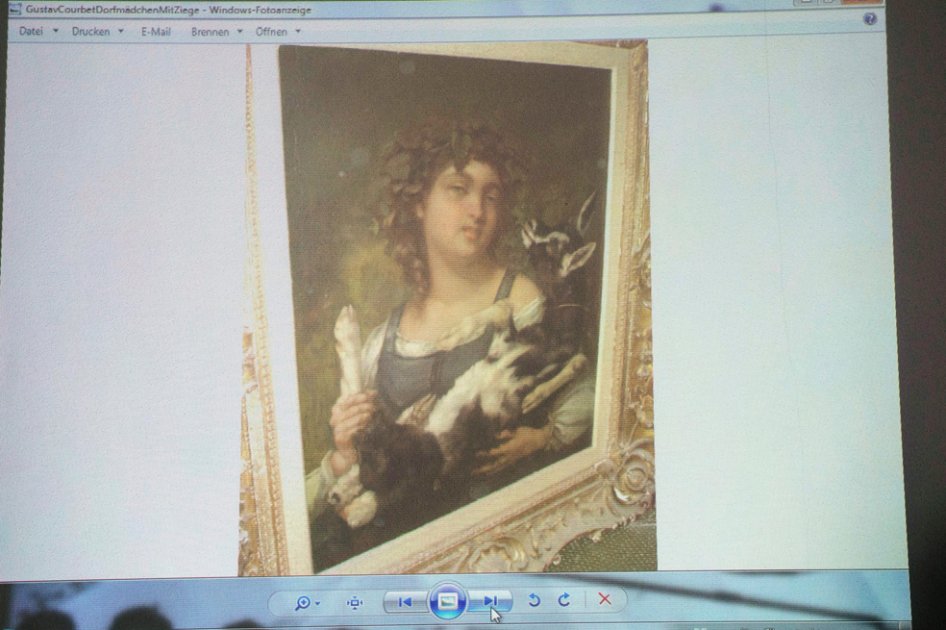 La obra del pintor francés Gustav Courbet "Chica de pueblo con cabra" ("Village girl with goat") se proyecta durante una rueda de prensa sobre la colección de cuadros encontrada en Múnich (Alemania) el martes 5 de noviembre de 2013.