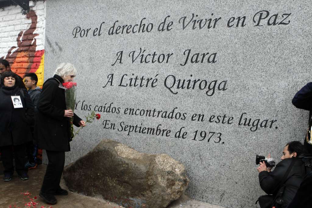ACOMPAÑA CRÓNICA: CHILE VÍCTOR JARA CH01. SANTIAGO DE CHILE (CHILE), 13/09/2014.- Fotografía de archivo fechada el 13 de septiembre de 2022 que muestra a la viuda del cantautor chileno Víctor Jara, Joan Jara (i), mientras participa en la inauguración de memorial en homenaje al cantautor chileno Víctor Jara en las afueras del Cementerio Metropolitano en Santiago de Chile (Chile). Cuarenta y nueve años después de su muerte, la figura y el legado del compositor Víctor Jara (1932-1973) siguen vivos en la memoria de los chilenos: sus canciones se han entonado como nunca en tiempos de movilizaciones masivas y cambios constituyentes. EFE/Sebastián Silva/ARCHIVO