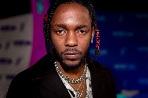 Kendrick Lamar invita a fan al escenario y le reclama por cantar la palabra "nigger"