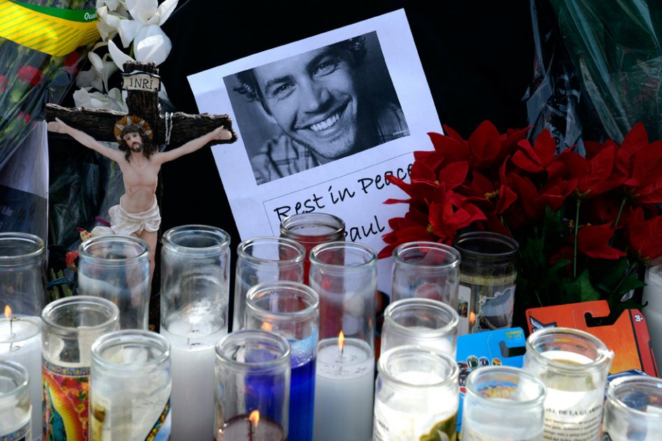 Detalle de un memorial improvisado hoy, lunes 2 de diciembre de 2013, en el lugar donde falleció el actor estadounidense Paul Walker y el empresario de origen salvadoreño Roger Rodas en un Porsche Carrera GT rojo conducido por Rodas, el pasado sábado en Valencia (California).