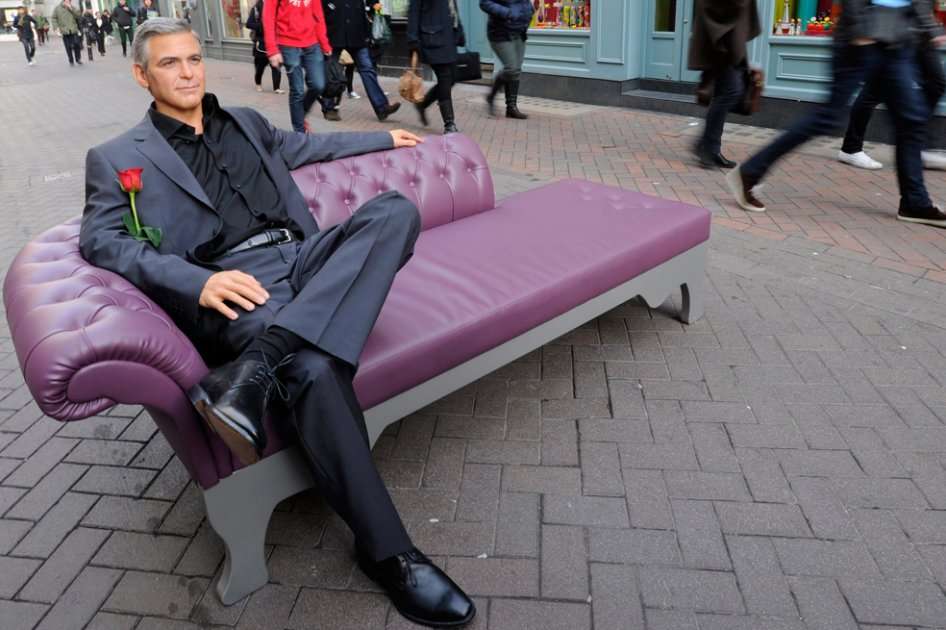 Una figura de cera del actor George Clooney del Madame Tussauds es expuesto en Carnaby Street en Londres (Reino Unido) con motivo del Día de San Valentín. / Efe