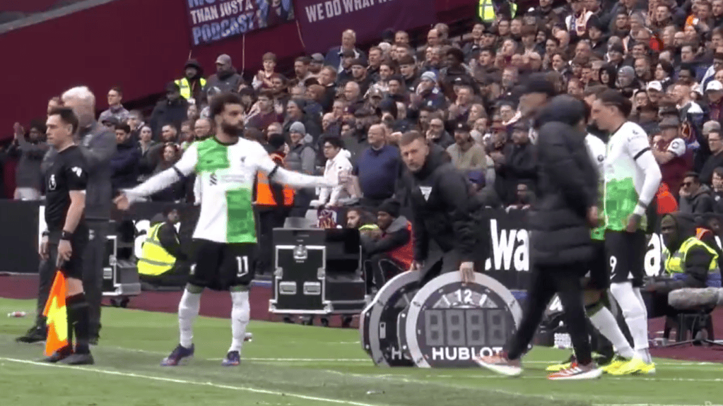Salah y Klopp discutiendo en el duelo entre Liverpool y West Ham