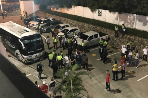 Violencia en el fútbol: murió hincha de Santa Fe y el bus del Pasto fue atacado
