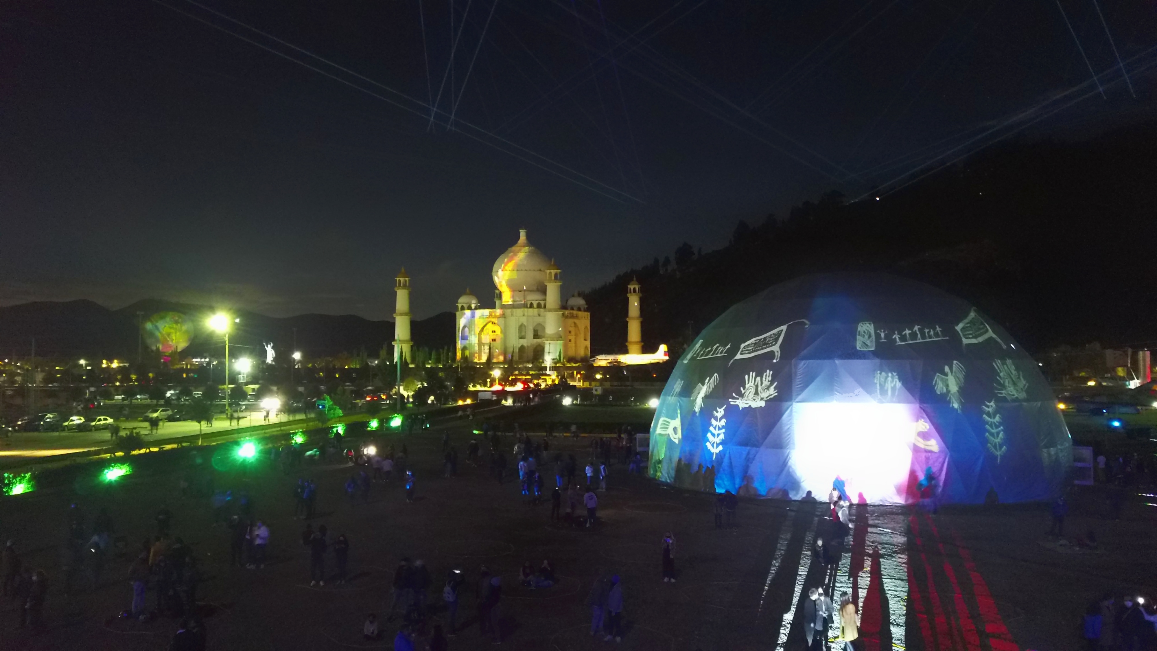 Además de tener música en vivo, el parque iluminará sus atracciones de 6:00 pm a 10:00 pm