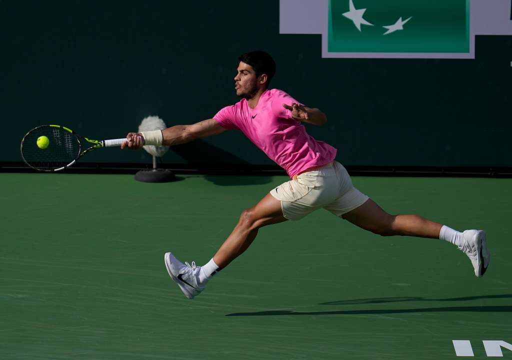 Indian Wells (United States), 18/03/2023.- Carlos Alcaraz of Spain in action against Jannik Sinner of Italy during the men's semifinal round of the BNP Paribas Open tennis tournament at the Indian Wells Tennis Garden in Indian Wells, California, USA, 18 March 2023. (Tenis, Abierto, Italia, España, Estados Unidos) EFE/EPA/RAY ACEVEDO